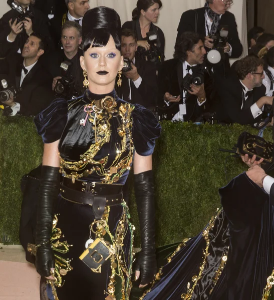 2016 Gala araya geldi.