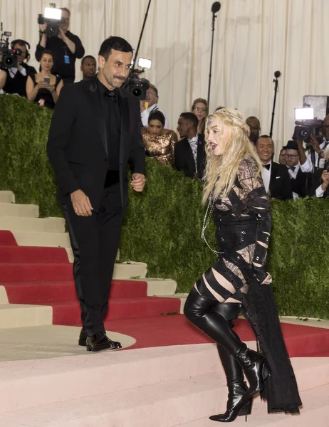 2016 Gala araya geldi.