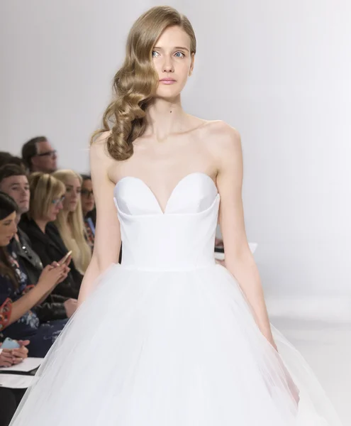 Christian Siriano voor Kleinfeld - Bridal lente/zomer 2017 Runw — Stockfoto