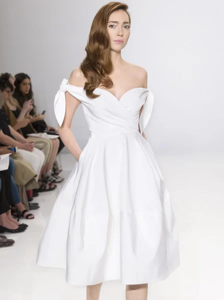 Christian Siriano voor Kleinfeld - Bridal lente/zomer 2017 Runw — Stockfoto