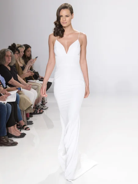 Christian Siriano para Kleinfeld - Primavera nupcial / Verano 2017 Runw —  Fotos de Stock