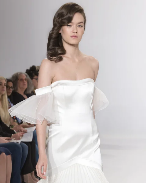 Christian Siriano voor Kleinfeld - Bridal lente/zomer 2017 Runw — Stockfoto