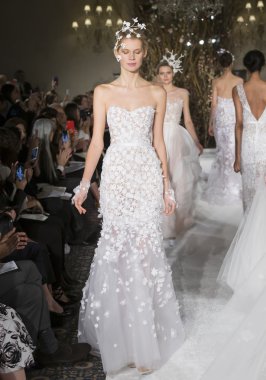 Mira Zwillinger - Gelinlik İlkbahar/Yaz 2017 Podyum Gösterisi