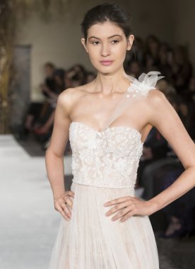 Mira Zwillinger - Gelinlik İlkbahar/Yaz 2017 Podyum Gösterisi