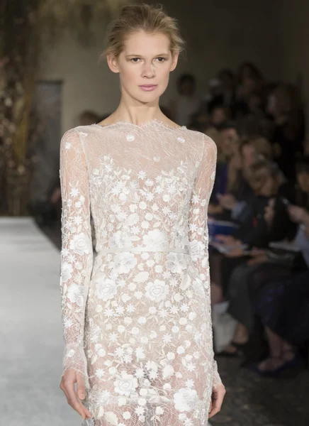 Mira Zwillinger - Bridal Spring/Summer 2017 Runway Show — Stock Photo, Image