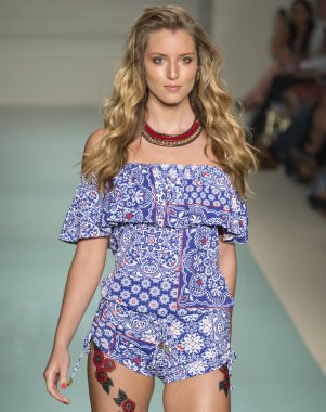 Luli Fama - 2017 Funkshion yüzmek moda haftası