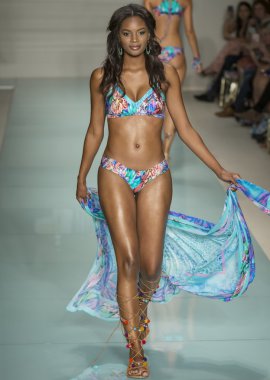 Luli Fama - 2017 Funkshion yüzmek moda haftası