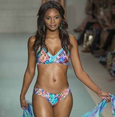 Luli Fama - 2017 Funkshion yüzmek moda haftası