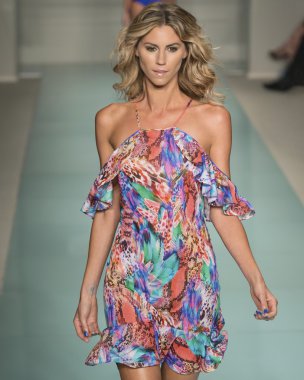 Luli Fama - 2017 Funkshion yüzmek moda haftası