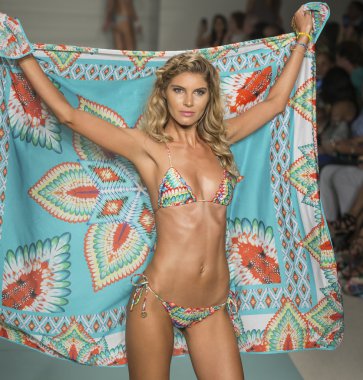 Luli Fama - 2017 Funkshion yüzmek moda haftası