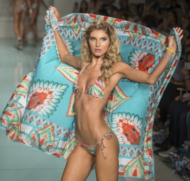 Luli Fama - 2017 Funkshion yüzmek moda haftası