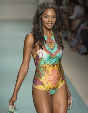 Luli Fama - 2017 Funkshion yüzmek moda haftası