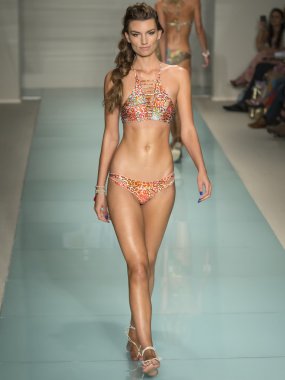 Luli Fama - 2017 Funkshion yüzmek moda haftası