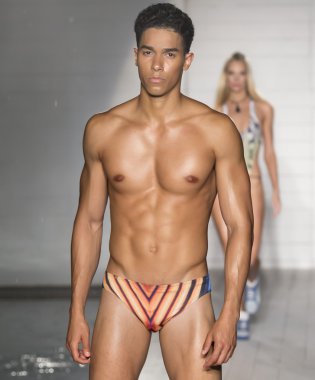 Lila Nikole X Kruzin - 2017 Miami moda hafta yüzmek