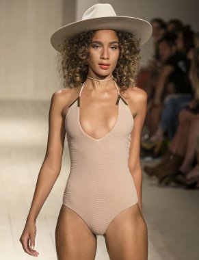 İsyan - 2017 Funkshion yüzmek moda haftası plaj