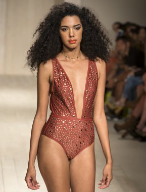 İsyan - 2017 Funkshion yüzmek moda haftası plaj