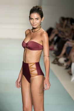 VIX Paula Hermanny - 2017 Funkshion yüzmek moda haftası