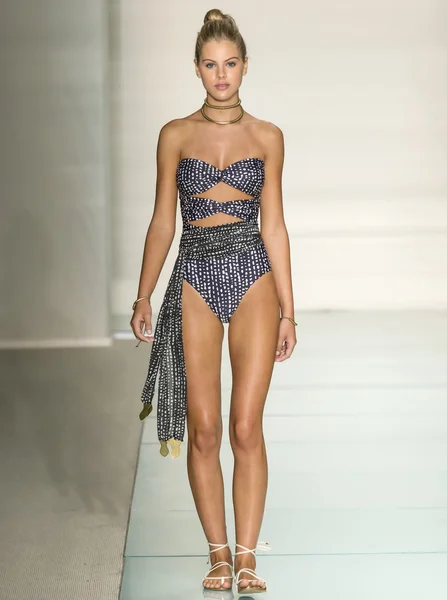 Vix paula hermanny- 2017 funkshion schwimmen fashion week — Stockfoto