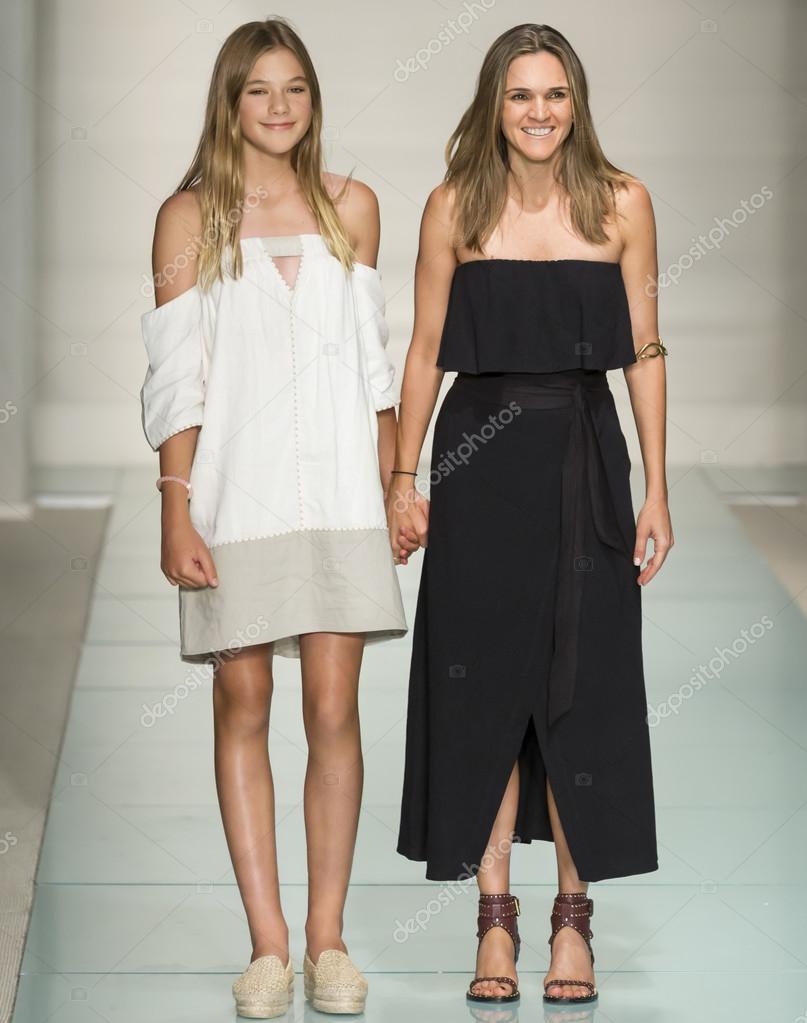 ViX Paula Hermanny- 2017 Funkshion Swim Fashion Week — Stock