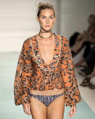 VIX Paula Hermanny - 2017 Funkshion yüzmek moda haftası