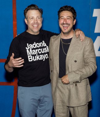 BATI HOLYWOOD, CALIFORNIA - 15 Temmuz 2021: Jason Sudeikis ve Marcus Mumford, Apple 'ın 