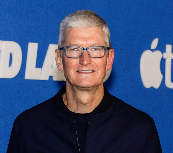 WEST HOLLYWOOD, CALIFORNIA - 15 июля 2021 года: Генеральный директор Apple Тим Кук принял участие в премьере второго сезона Apple "Ted Lasso" в Pacific Design Center 