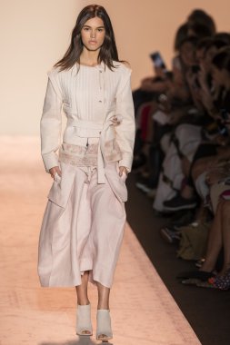 BCBGMAXAZRIA bahar 2015 hazır pist Show