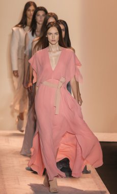 BCBGMAXAZRIA - bahar 2015 konfeksiyon pist Show