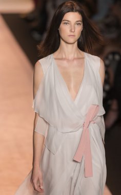 BCBGMAXAZRIA - bahar 2015 konfeksiyon pist Show