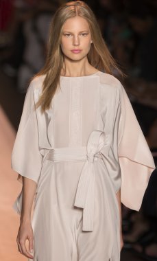 BCBGMAXAZRIA - bahar 2015 konfeksiyon pist Show