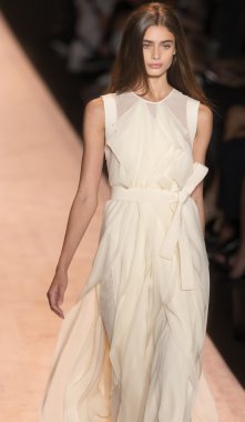 BCBGMAXAZRIA - bahar 2015 konfeksiyon pist Show