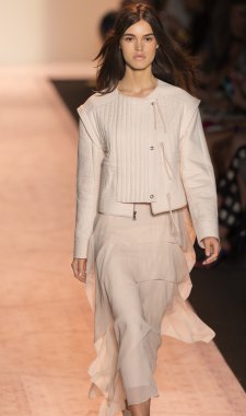 BCBGMAXAZRIA - bahar 2015 konfeksiyon pist Show