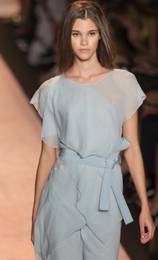 BCBGMAXAZRIA - bahar 2015 konfeksiyon pist Show