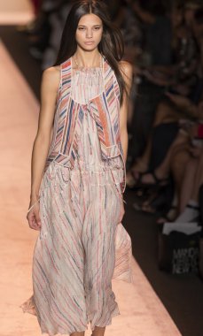 BCBGMAXAZRIA - bahar 2015 konfeksiyon pist Show