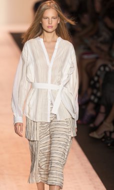 BCBGMAXAZRIA - bahar 2015 konfeksiyon pist Show