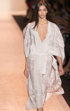 BCBGMAXAZRIA - bahar 2015 konfeksiyon pist Show