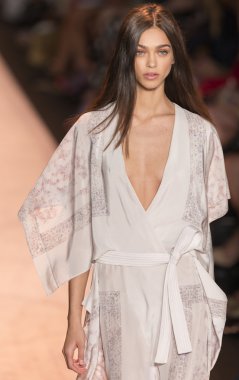 BCBGMAXAZRIA - bahar 2015 konfeksiyon pist Show