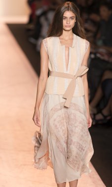 BCBGMAXAZRIA - bahar 2015 konfeksiyon pist Show
