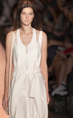 BCBGMAXAZRIA - bahar 2015 konfeksiyon pist Show