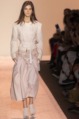 BCBGMAXAZRIA - bahar 2015 konfeksiyon pist Show