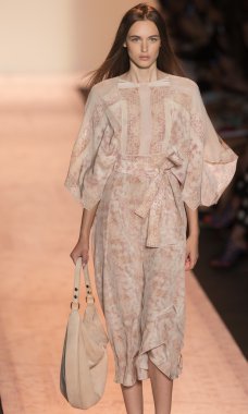 BCBGMAXAZRIA - bahar 2015 konfeksiyon pist Show