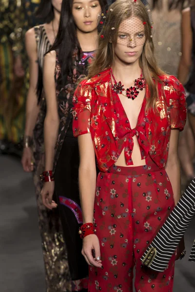 Anna Sui - Colección Primavera 2015 — Foto de Stock