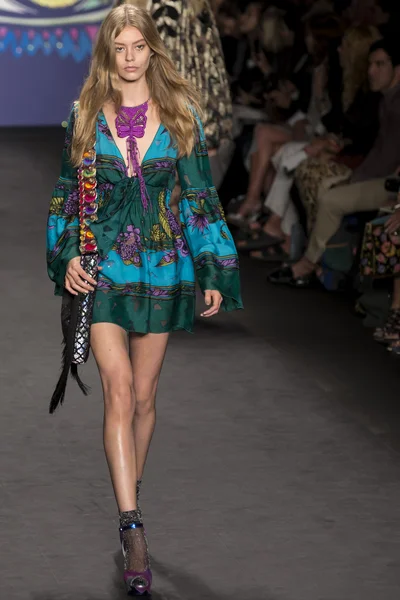 Anna Sui - 2015 voorjaarscollectie — Stockfoto