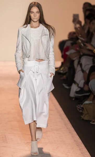 BCBGMAXAZRIA Printemps 2015 Défilé sur piste prêt-à-porter — Photo