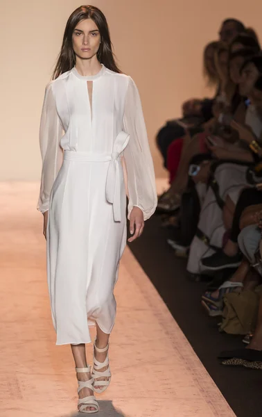 BCBGMAXAZRIA våren 2015 Ready-to-Wear modevisning — Stockfoto