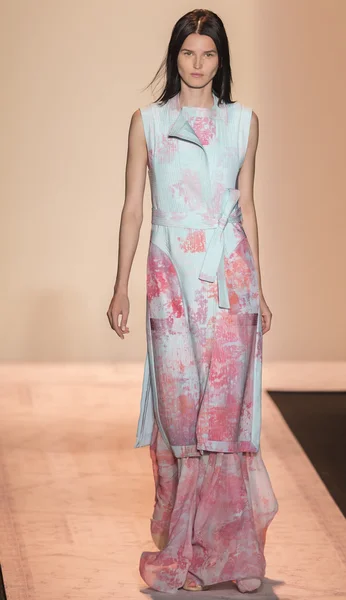 BCBGMAXAZRIA våren 2015 Ready-to-Wear modevisning — Stockfoto