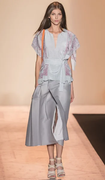 BCBGMAXAZRIA Spring 2015 Ready-to-Wear Runway Show — Stock Photo, Image