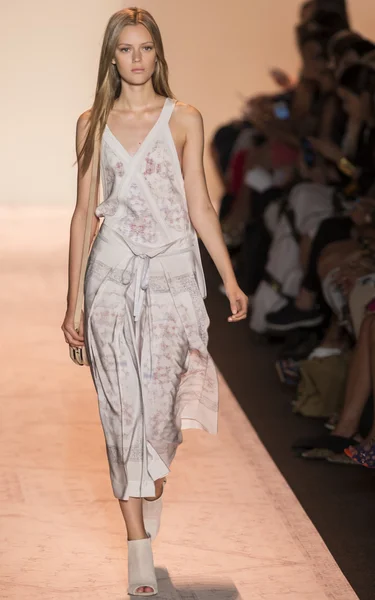 BCBGMAXAZRIA wiosna 2015 gotowe do noszenia pasa startowego Pokaż — Zdjęcie stockowe