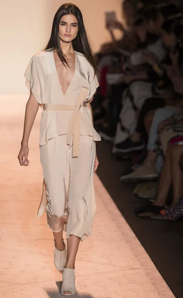 BCBGMAXAZRIA primavera 2015 Pret a porter sfilata... — Foto Stock