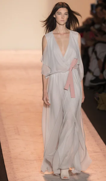 BCBGMAXAZRIA - sfilata primavera 2015 ready-to-wear — Foto Stock